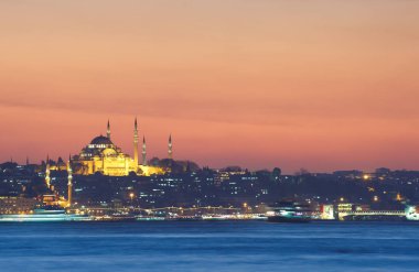 Istanbul, Türkiye. Süleymaniye Camii ve Boğaziçi geceleri.
