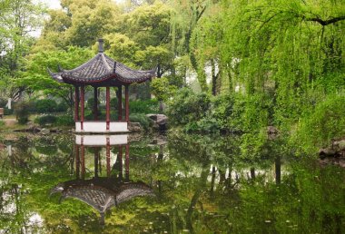 Geleneksel Çince çardak üzerinde sahil Batı Gölü, popüler Parkı Hangzhou City, Çin