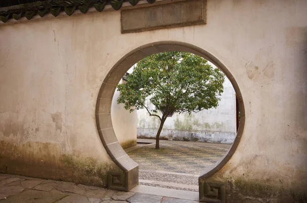 Jardin chinois traditionnel avec entrée ronde — Photo