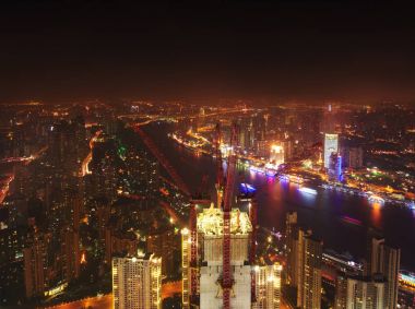binaların yapım aşamasında Vinçler ve aydınlatma gece, Shanghai, Çin