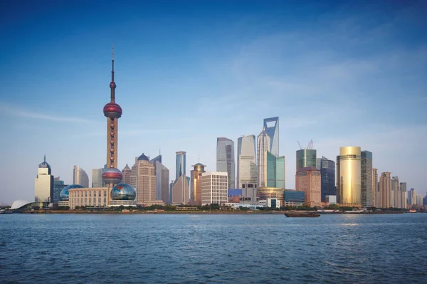 Shanghai skyline met moderne stedelijke wolkenkrabbers, China — Stockfoto
