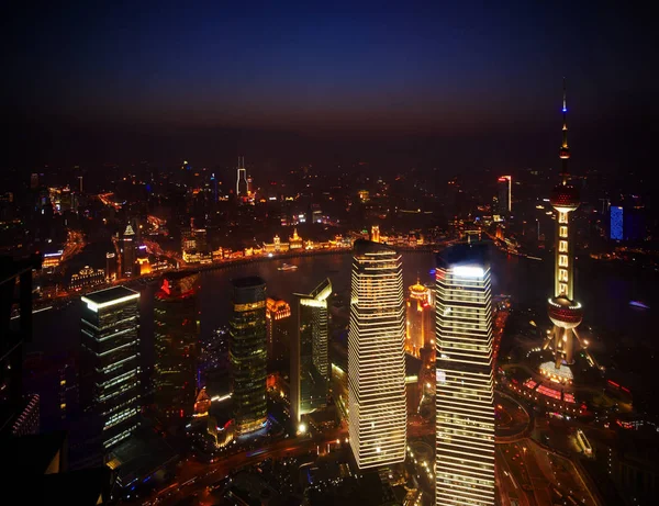 Mooie wolkenkrabbers, nacht weergave stad gebouw van Pudong, Shanghai, China. — Stockfoto