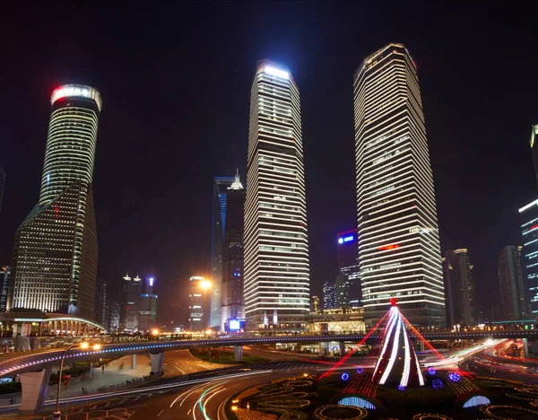 Mooie wolkenkrabbers, nacht weergave stad gebouw van Pudong, Shanghai, China. — Stockfoto