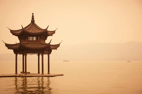 Kínai hagyományos fa pavilon partján West Lake, nyilvános park Hangzhou város, Kína — Stock Fotó