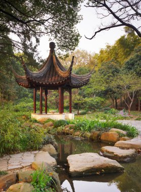 Çin bahçedeki ahşap çardak. Tiger Hill, Suzhou, Çin.