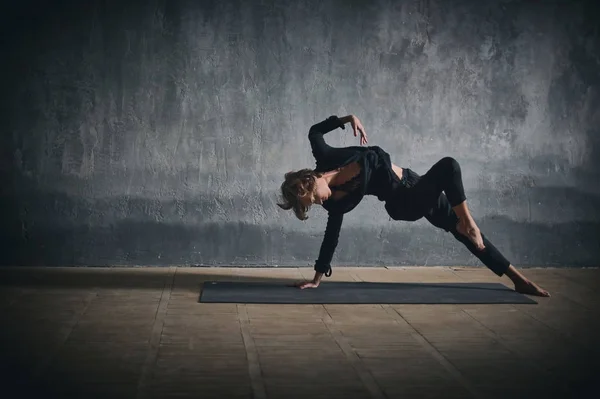 Krásná sportovní fit yogini žena praktiky yogové ásány divoká věc představují v temné chodbě — Stock fotografie
