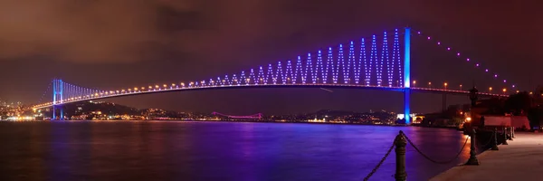 Istanbul'da gece Boğaz Köprüsü — Stok fotoğraf