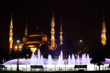 Geceleri ön planda çeşme ile Sultanahmet Camii. Istanbul, Türkiye.