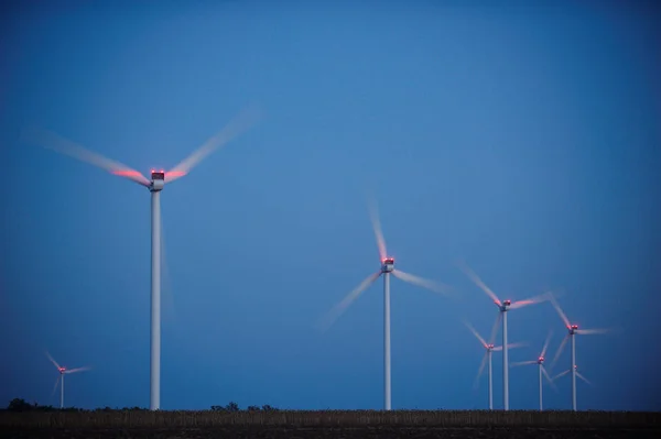 Ветряные турбины ночью — стоковое фото