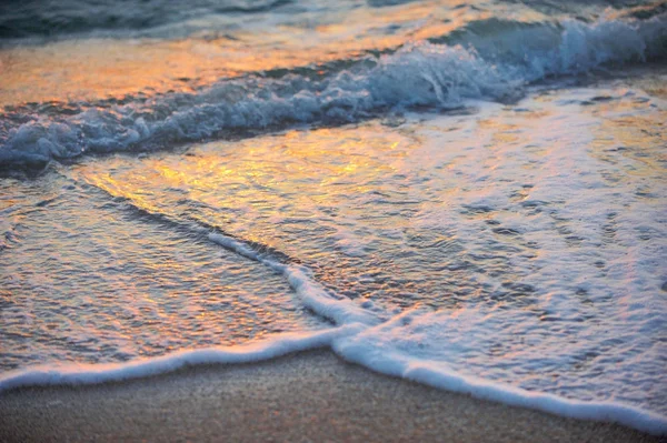 Douce vague de mer au coucher du soleil — Photo