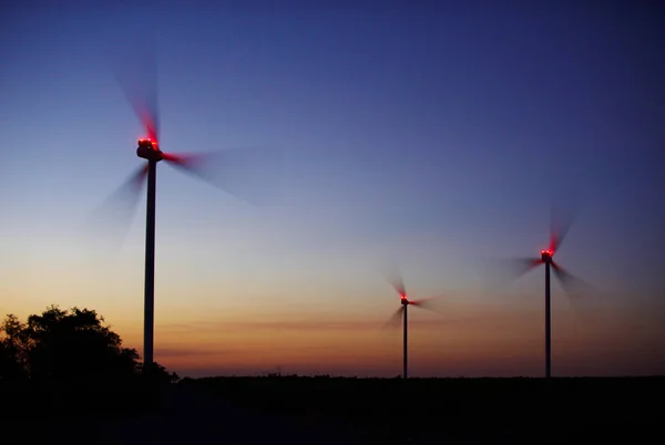 Ветроэнергетика, Ветровые турбины на сельхозугодия ночью — стоковое фото