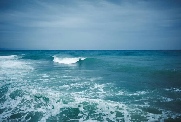 Onda de alto mar durante tempestade no mar Negro — Fotografia de Stock