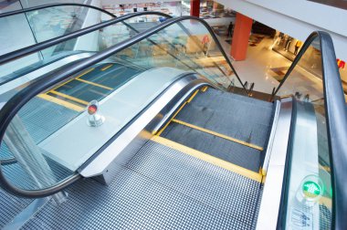 yürüyen merdiven ve boş modern alışveriş iç