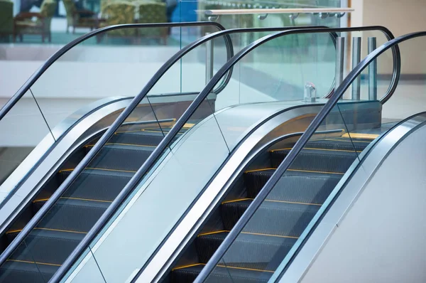 Escaleras mecánicas y vacío moderno centro comercial interior — Foto de Stock