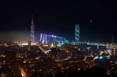 Geceleri kentsel Cityscape güzel hava görünümünü. Batum, Gürcistan