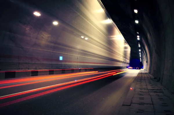 Motion Truck fahren durch den Tunnel — Stockfoto