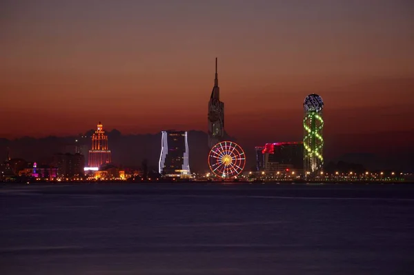 Mooie luchtfoto van stedelijke stadsgezicht bij nacht. Batumi, Georgië — Stockfoto