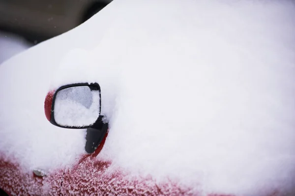 Backspegel täckt med snö. — Stockfoto
