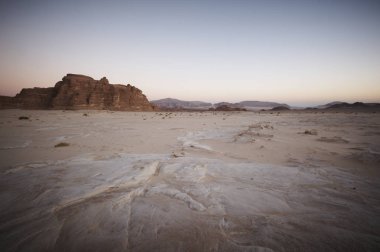 Sina Çölü dağlar ve güneş ile vadide