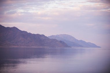Dağlar ve sakin deniz ile güzel manzara