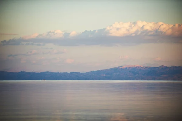 Beautiful landscape with mountains and calm sea — Stock Photo, Image