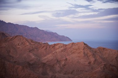 Dağlar ve sakin deniz ile güzel manzara