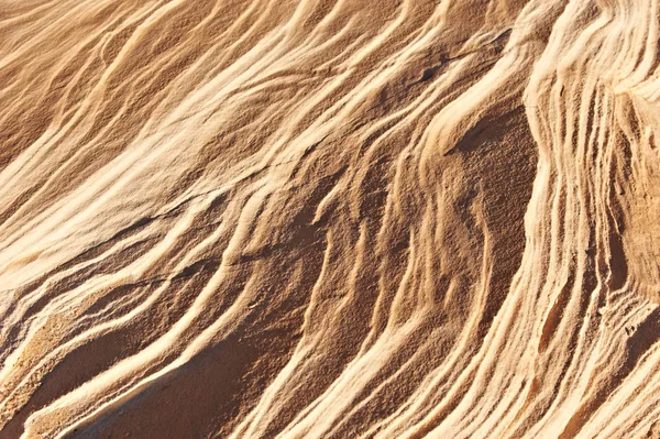 Formations ondulées de grès rayé dans le canyon — Photo