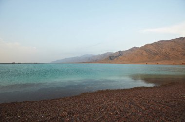 Güzel manzara sakin deniz ve köy ile