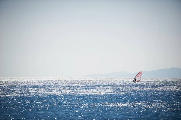 Windsurf vela no mar azul — Fotografia de Stock