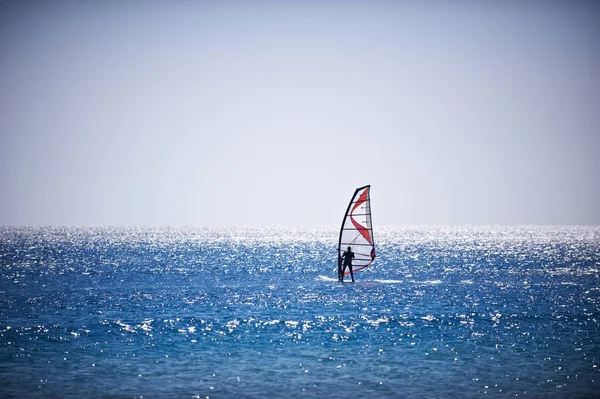Windsurf vela no mar azul — Fotografia de Stock