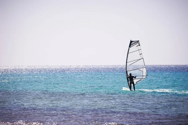 Windsurfsegel auf dem blauen Meer — Stockfoto
