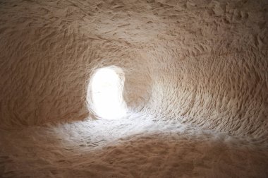 Bir terk edilmiş karstik Mağarası closeup girişine