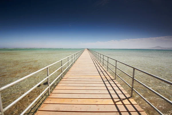 Довге дерев'яне jetty на узбережжі Червоного моря — стокове фото