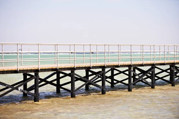 Lungo pontile di legno sul Mar Rosso — Foto Stock