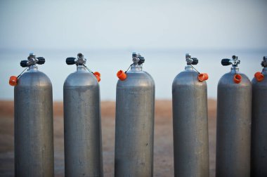 Gri tüplü dalış hava oksijen tankları topluluğu.
