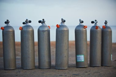 Gri tüplü dalış hava oksijen tankları topluluğu.