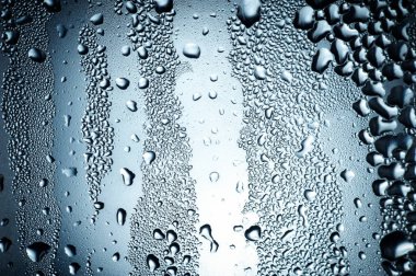 Su bardağa düşer.