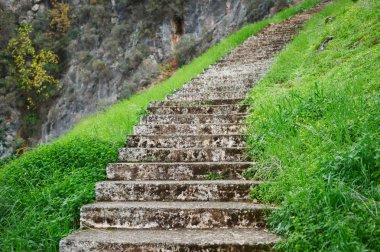 Antik taş merdivenle, dağ izi geçit merdivenlerinde