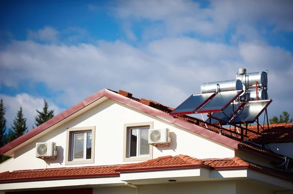 Солнечные обогреватели на крыше дома — стоковое фото
