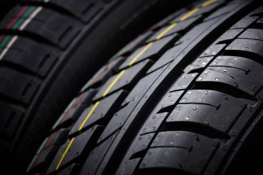 Stüdyo çekim bir dizi yaz araba siyah arka plan üzerine lastik. Kontrastlı aydınlatma