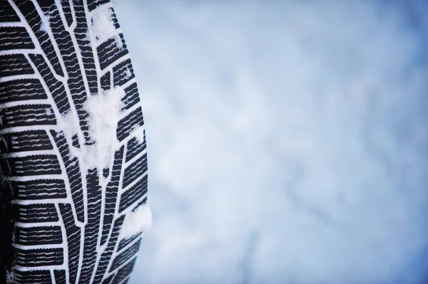 Bildäck i vinter på vägen täckt med snö — Stockfoto