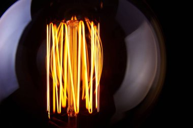 siyah arka plan üzerine klasik Edison ampul