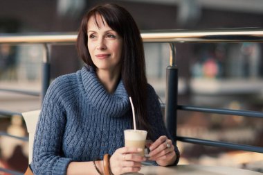 mutlu bir kadın cafede kahve içme