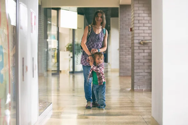 Mutter und Sohn beim Spaziergang im Einkaufszentrum — Stockfoto