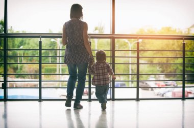 Anne ve oğlu alışveriş merkezinde yürüyüş