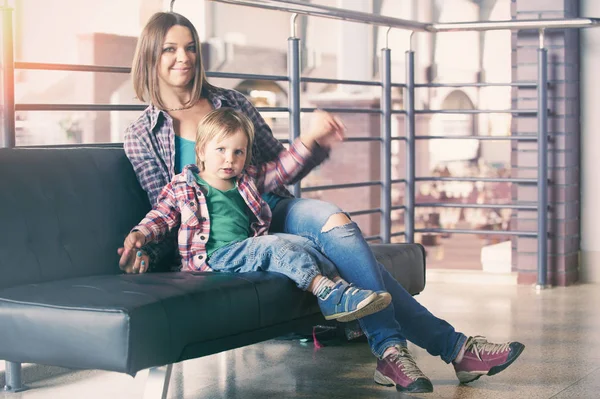 Schöne Mutter sitzt mit ihrem süßen Sohn — Stockfoto