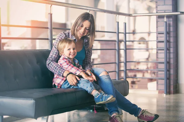 Schöne Mutter sitzt mit ihrem süßen Sohn — Stockfoto