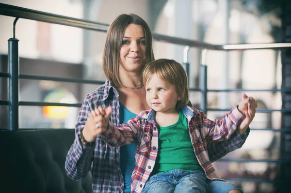 Bela mãe sentada com seu filho bonito — Fotografia de Stock