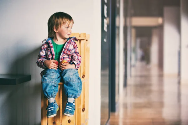 Schattig jongetje — Stockfoto