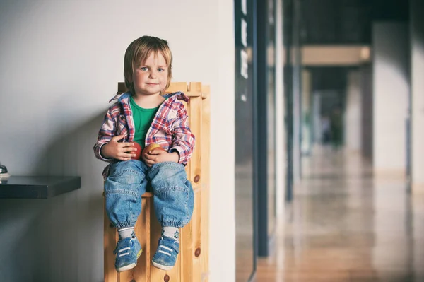 Niedlicher kleiner Junge — Stockfoto